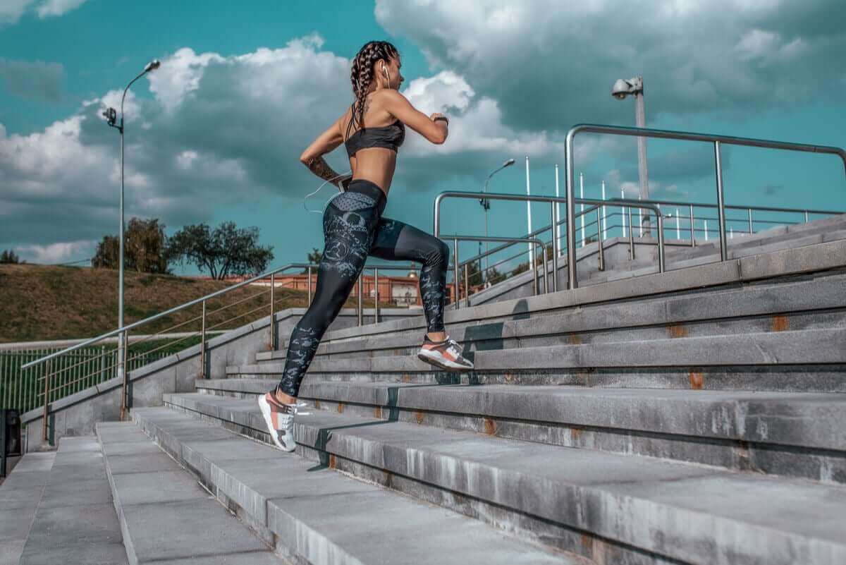 Vrouw aan het trainen