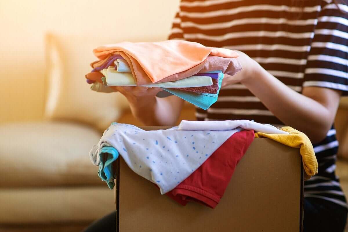 Vrouw gaat kleding doneren