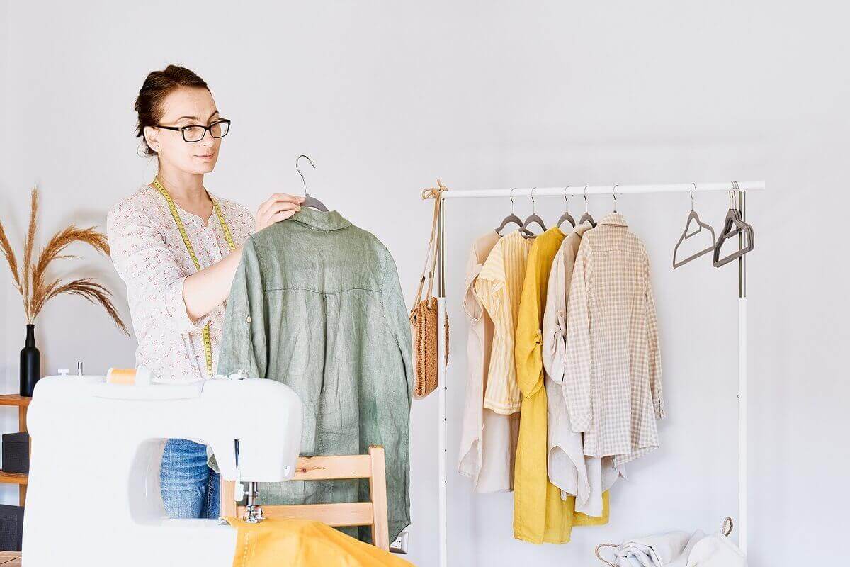 Vrouw recycled kleding