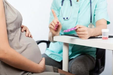 Zwangere vrouw krijgt medicijnen