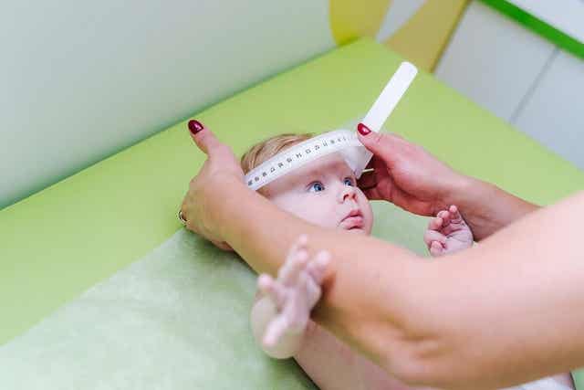 Schedel van baby wordt opgemeten