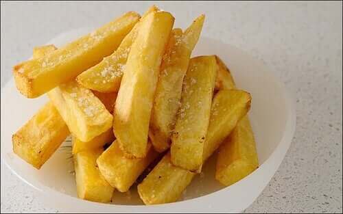 Patat is een bron van acrylamide