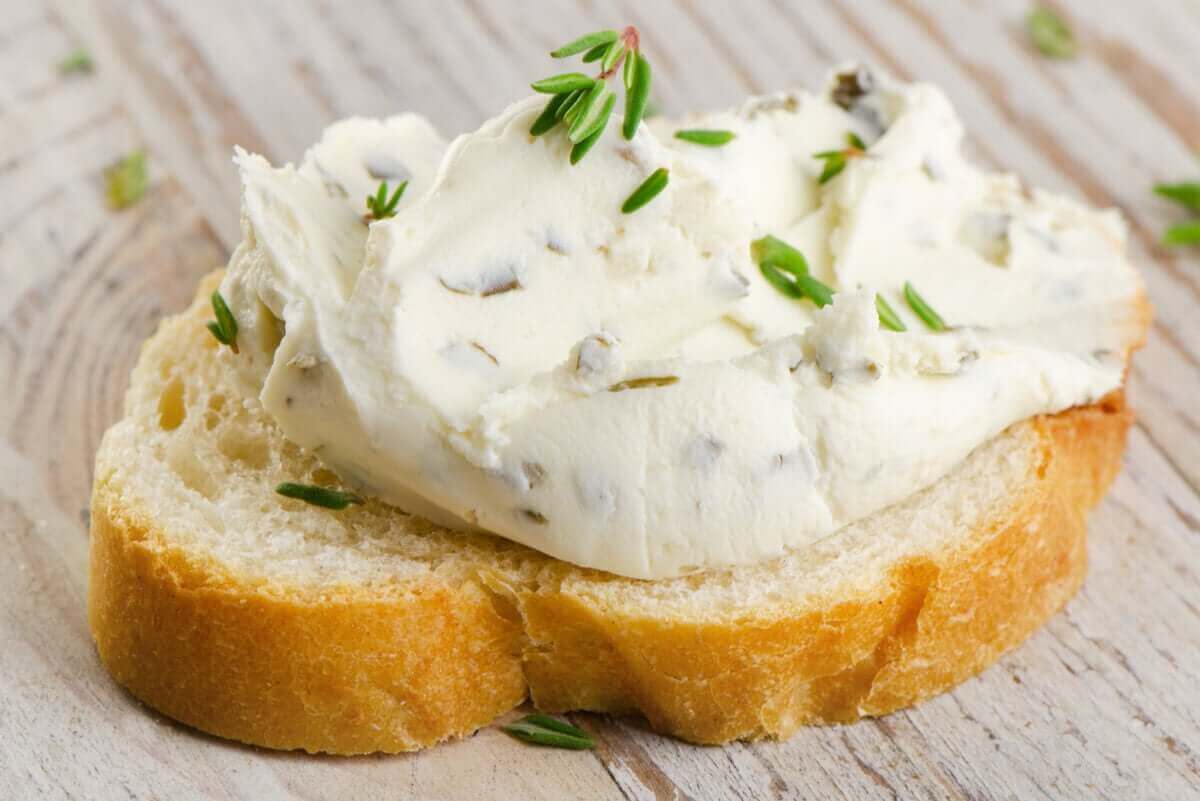 Roomkaas op stokbrood
