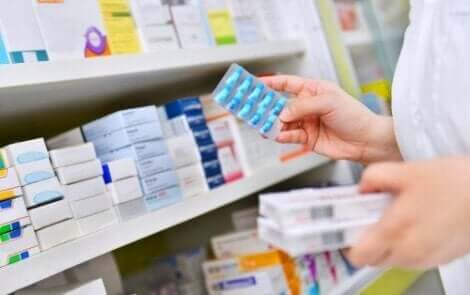 Een apotheker met verschillende doosjes medicijnen