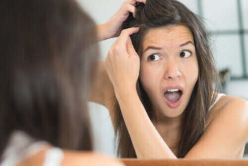4 redenen waarom je grijze haren krijgen kunt als je jong bent