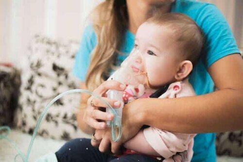Een baby die een zuurstofmasker draagt