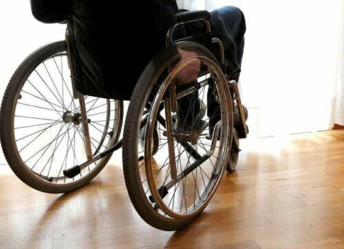 Een patiënt in een rolstoel