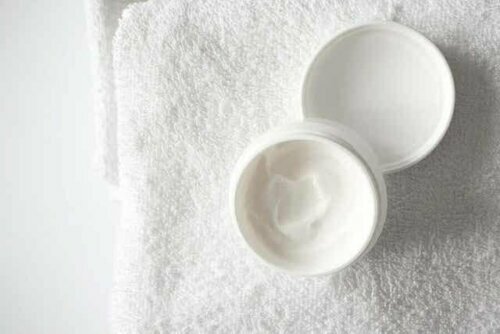 Een spot corrector crème op een handdoek
