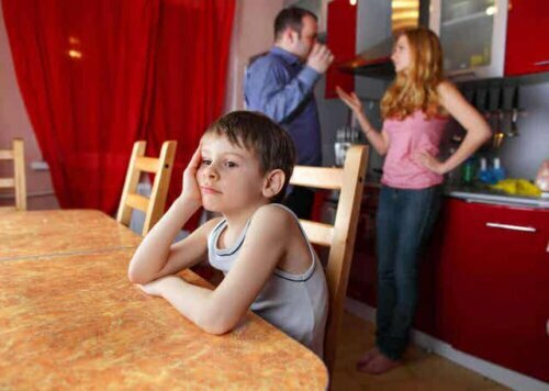 Een verdrietig kind omdat zijn ouders ruzie hebben
