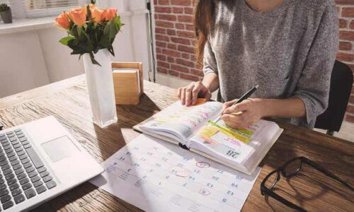 Een vrouw die het ontwerp van haar huis bedenkt