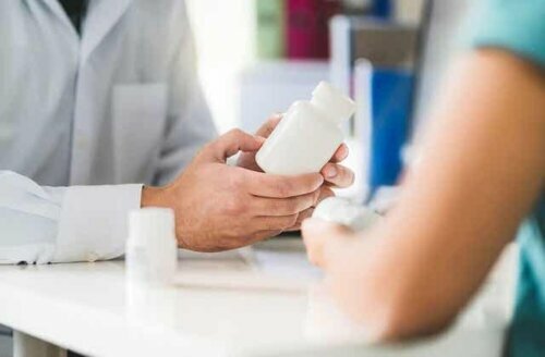 Een vrouw in de menopauzeperiode bij de dokter