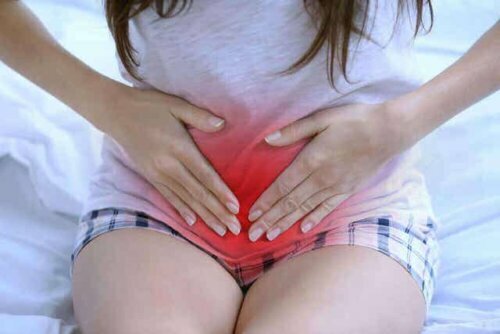 Een vrouw met menstruatiekrampen