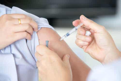 Injectie in de bovenarm