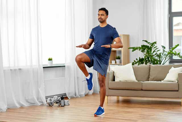 Man traint in zijn woonkamer