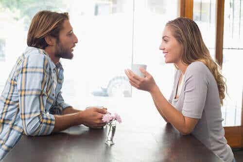Man en vrouw aan het flirten