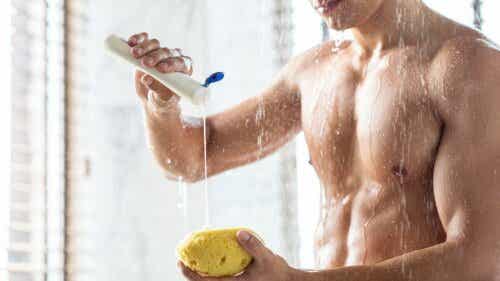 Man wast zich onder de douche