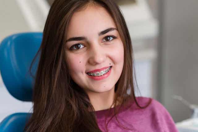 Meisje met beugel