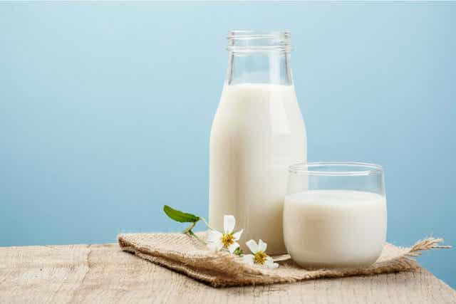 Fles en glas melk