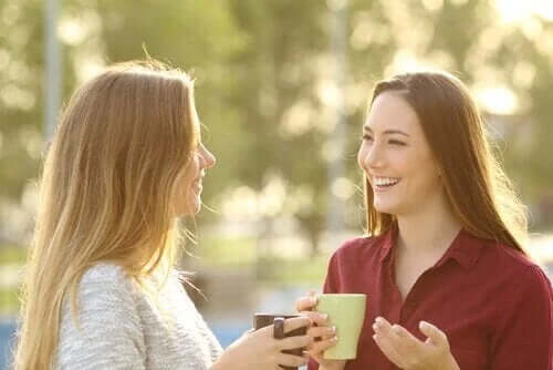 Vriendinnen drinken kopje koffie