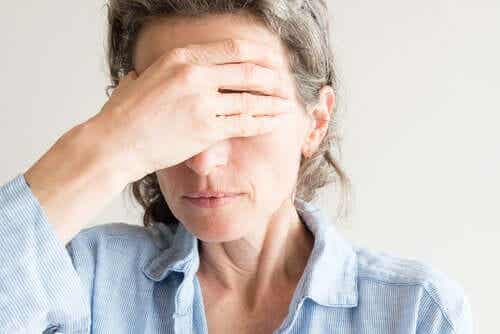 Vrouw heeft last van haar ogen