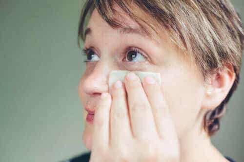 Vrouw koelt haar gezicht