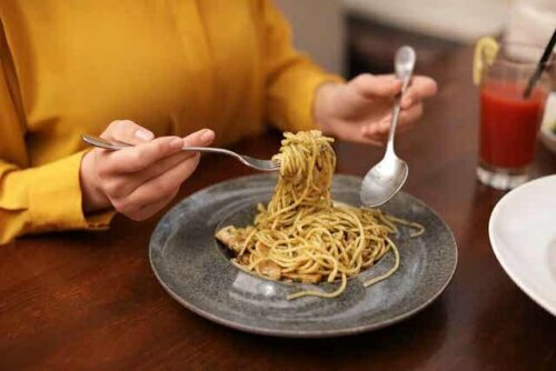 Vrouw die pasta eet