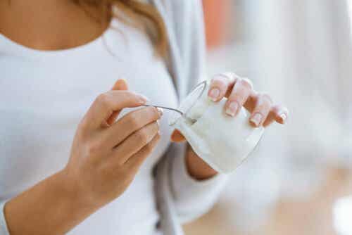 Vrouw met een bakje yoghurt