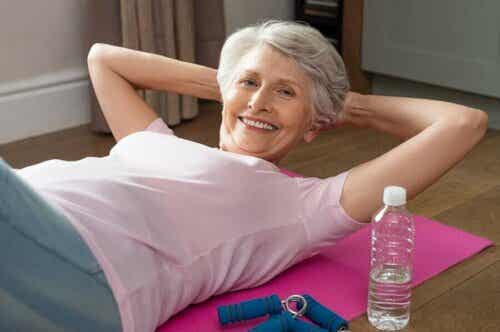 Oudere vrouw doet aan lichaamsbeweging