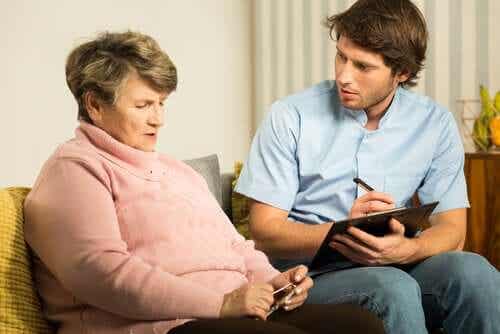 Therapeut en een vrouw met dementie