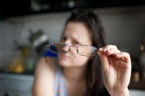 Vrouw probeert door een bril te kijken
