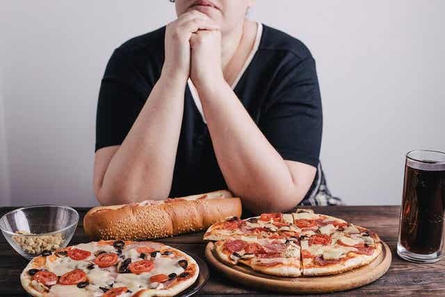 Vrouw met veel eten