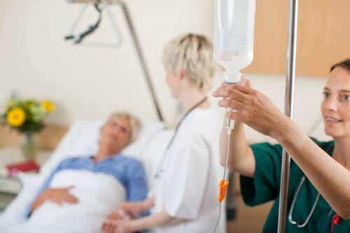 Verpleegster past infuus aan