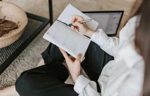 Vrouw met een agenda