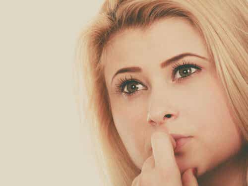 Vrouw zit diep in gedachten