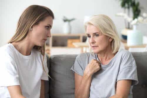 Twee vrouwen zijn aan het praten