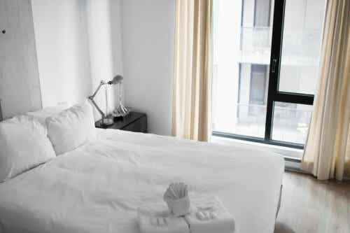 Slaapkamer met een wit bed