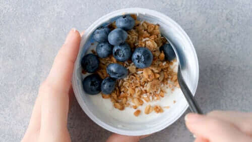 Is het gezond om bij het avondeten fruit en yoghurt te eten?