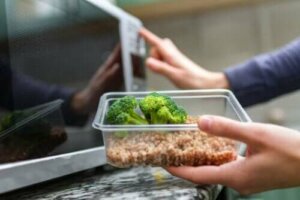 Is het verwarmen van plastic in de magnetron veilig?