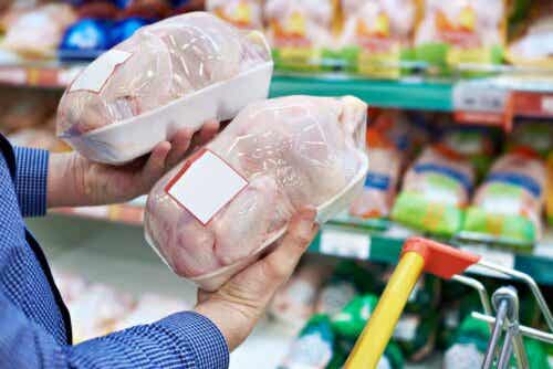 Twee verpakte kippen in de supermarkt