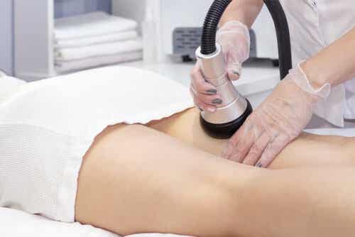 Een vrouw ondergaat een behandeling in een spa