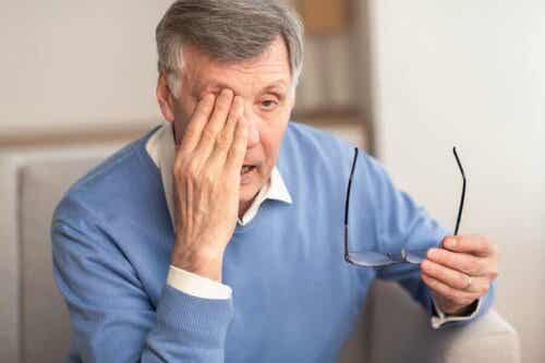 Een man wrijft in zijn oog