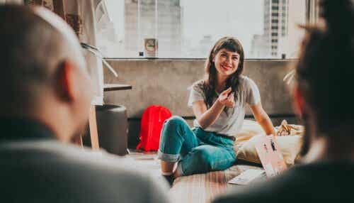 Een vrouw praat met een groep mensen