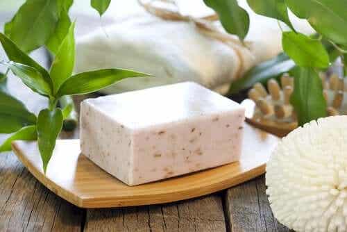 De zeep is meestal wit of beige