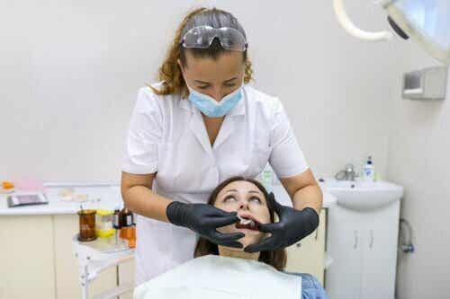 Een tandarts met een patiënt