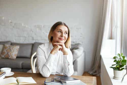 Een tevreden vrouw die haar zorgen los laat