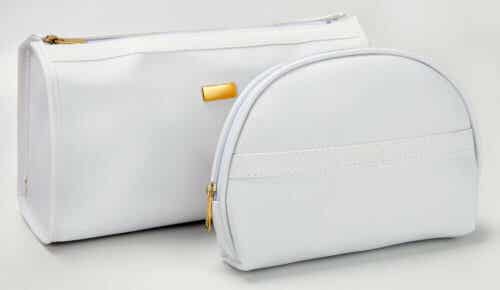 Twee witte toilettassen