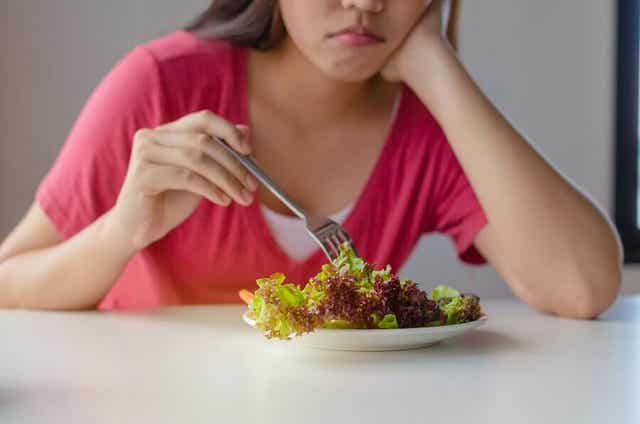 Vrouw heeft honger na alleen een kleine salada