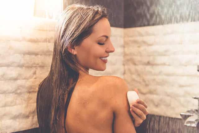 Gebruik neutrale zeep onder de douche