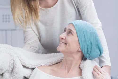 Vrouw met kanker krijgt behandeling