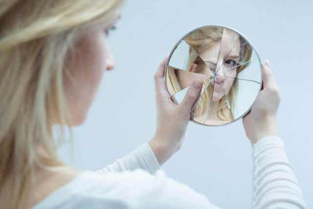 Vrouw is niet blij wat ze in de spiegel ziet